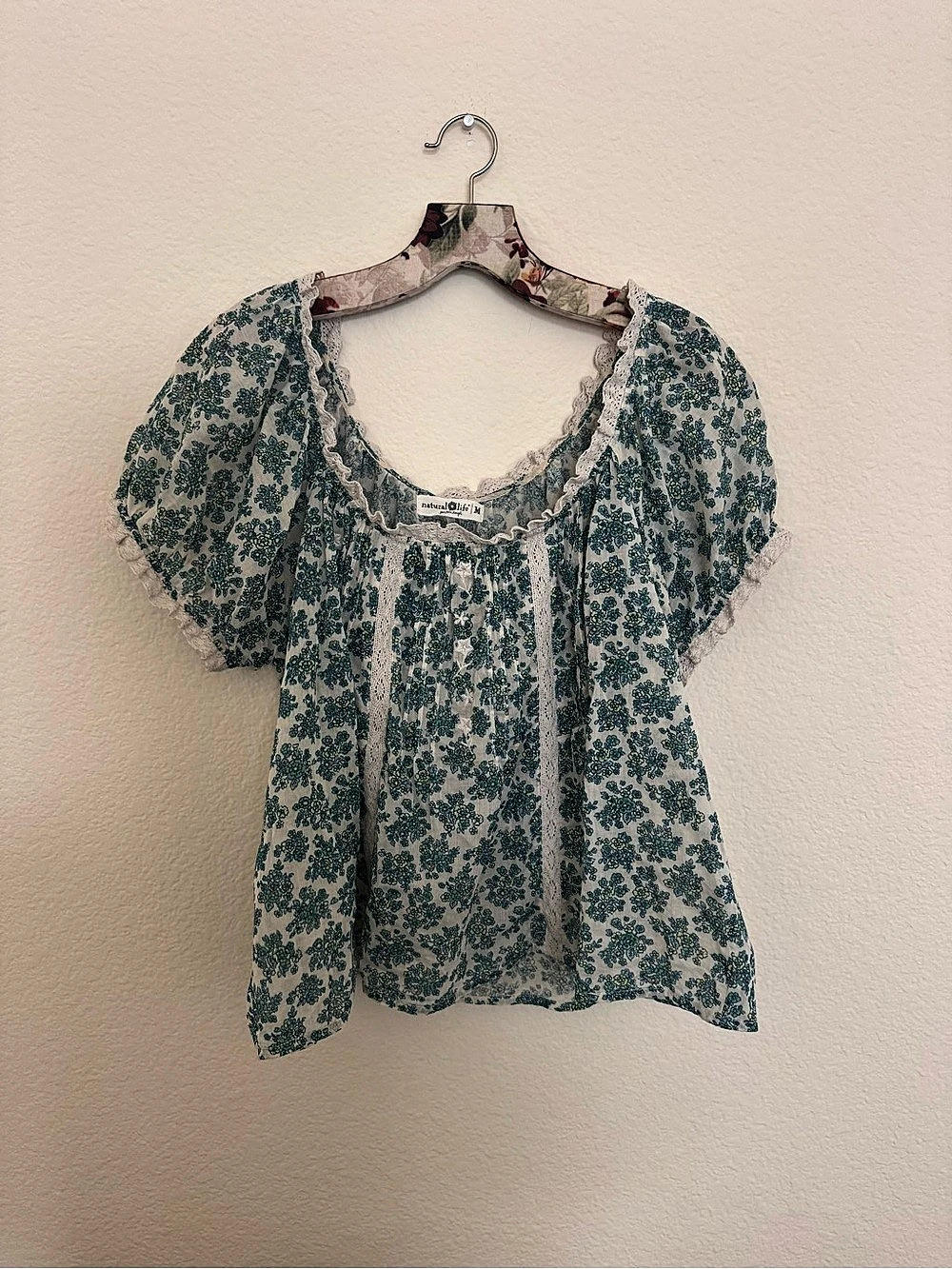 Natural Life Floral Crochet Trim Blouse in Blue & White Size Medium